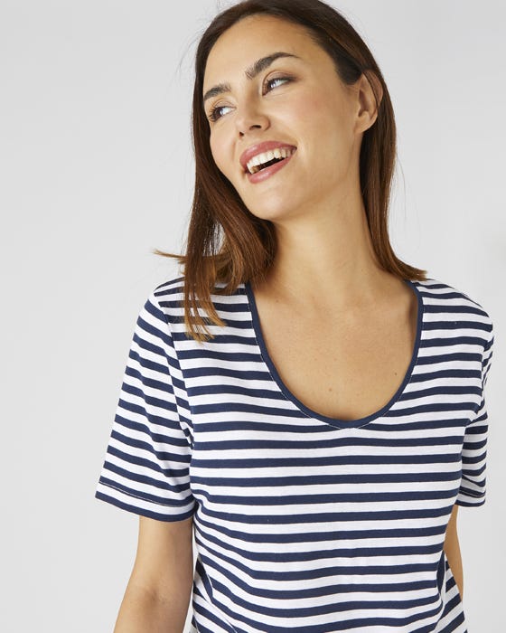 Scoop neck Short Sleeved T-shirt