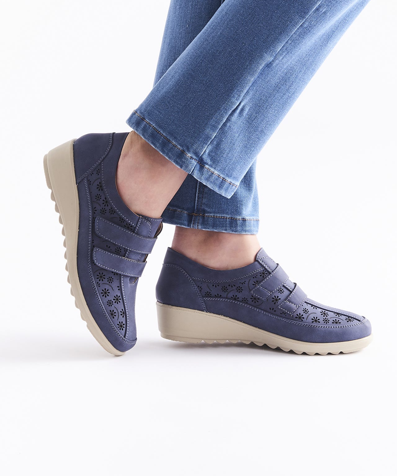 Cushion-walk Touch Fasten Wedge Shoe 