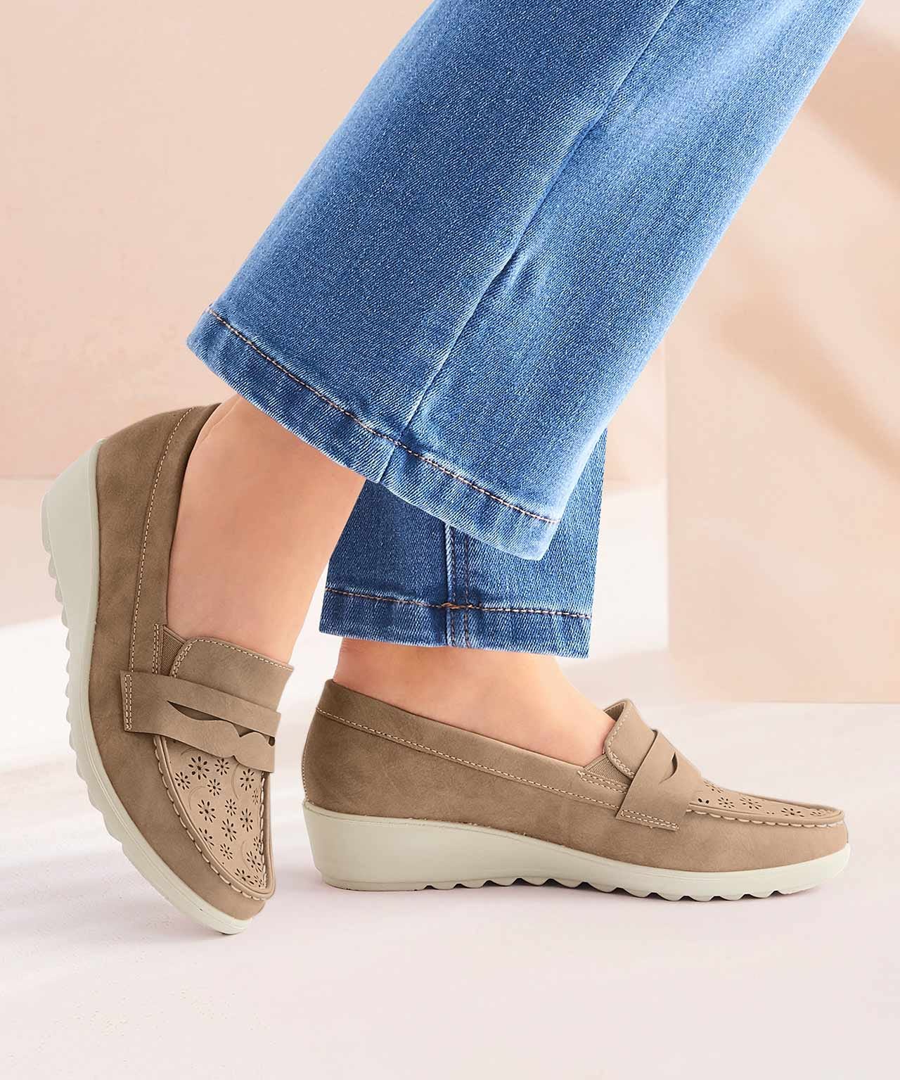 Cushion-walk Cut-out Detail Loafer 