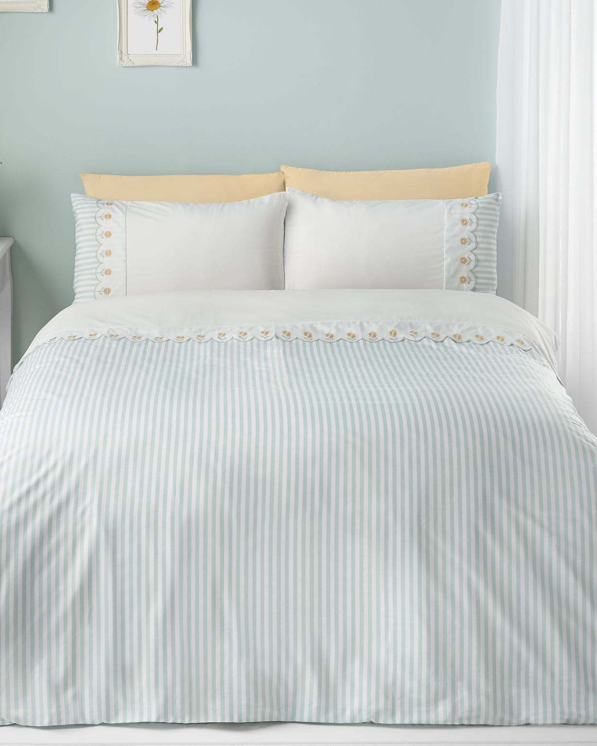  Catherine Lansfield Embroidered Daisy Duvet Set 