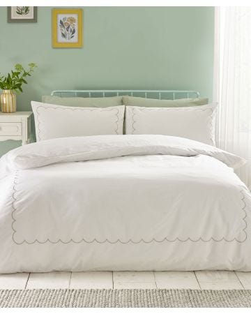 Catherine Lansfield Timeless Scallop Border Duvet Set