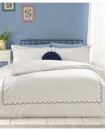 Catherine Lansfield Timeless Scallop Border Duvet Set