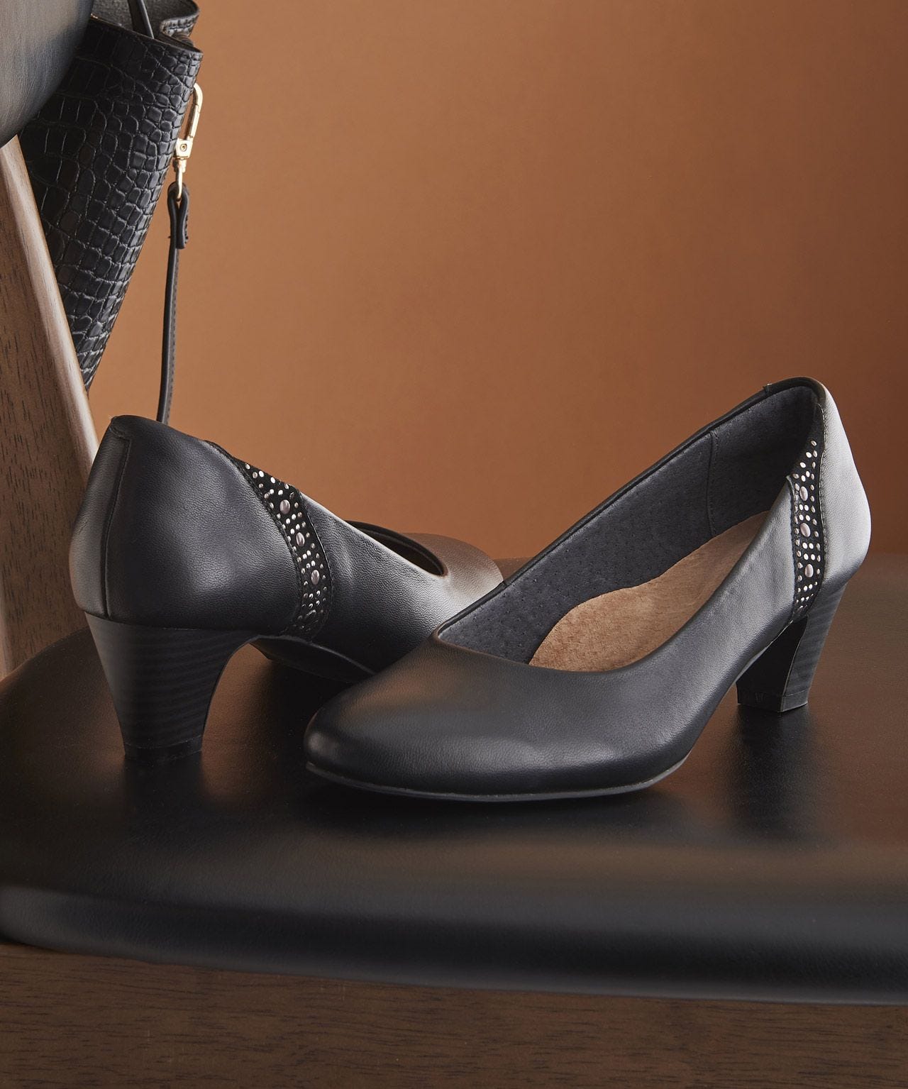 Black court shoes mid heel clearance uk