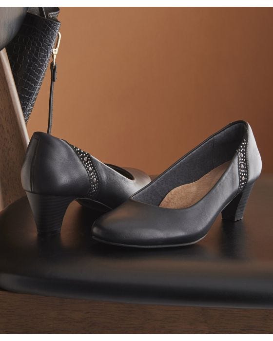Round toe court online shoes